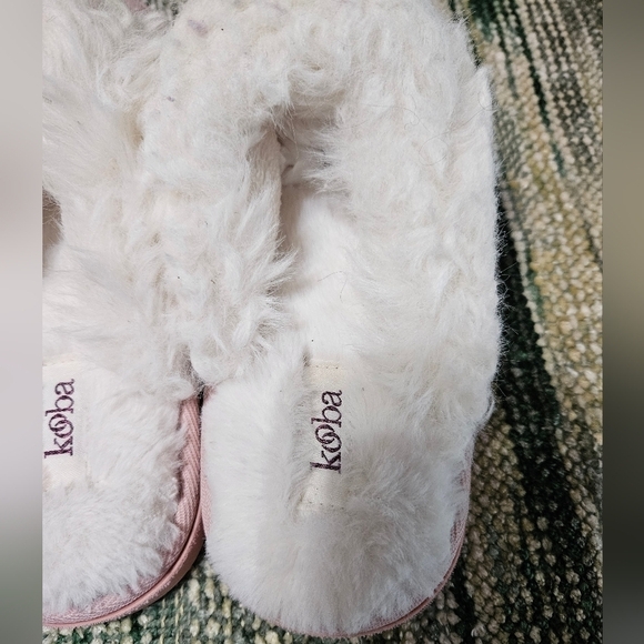 #304 KOOBA- Soft Pink Slippers w White fur trim    Size: L ( 8 - 9 ) - Picture 3 of 5